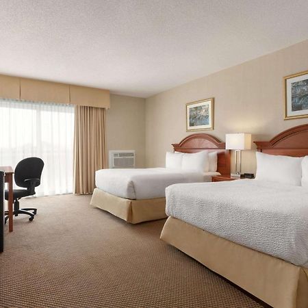 Days Inn By Wyndham Лондон Екстериор снимка