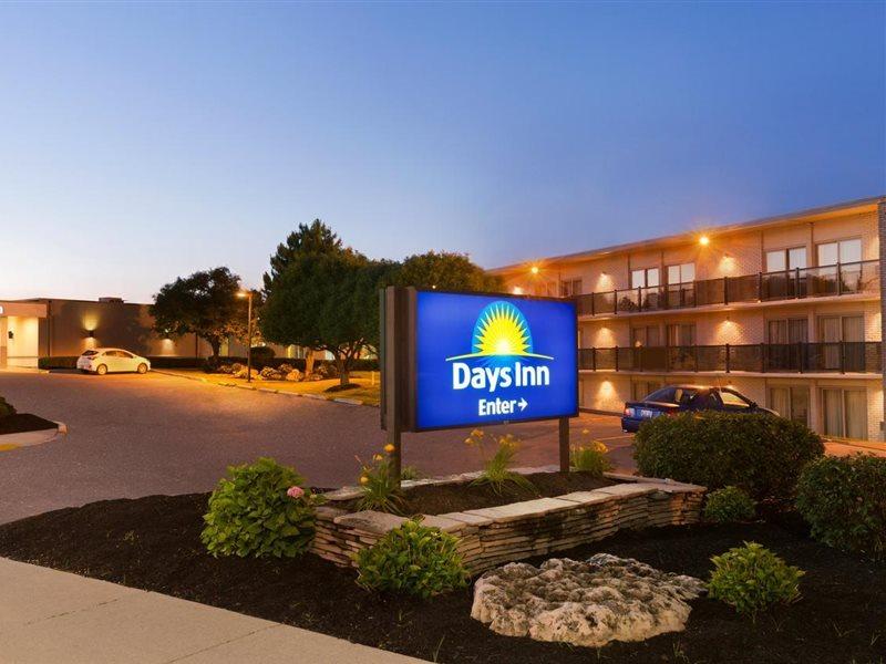 Days Inn By Wyndham Лондон Екстериор снимка