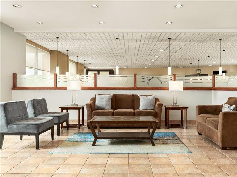 Days Inn By Wyndham Лондон Екстериор снимка