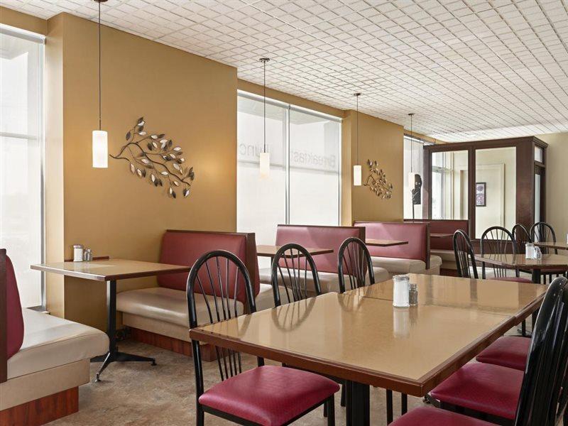 Days Inn By Wyndham Лондон Екстериор снимка