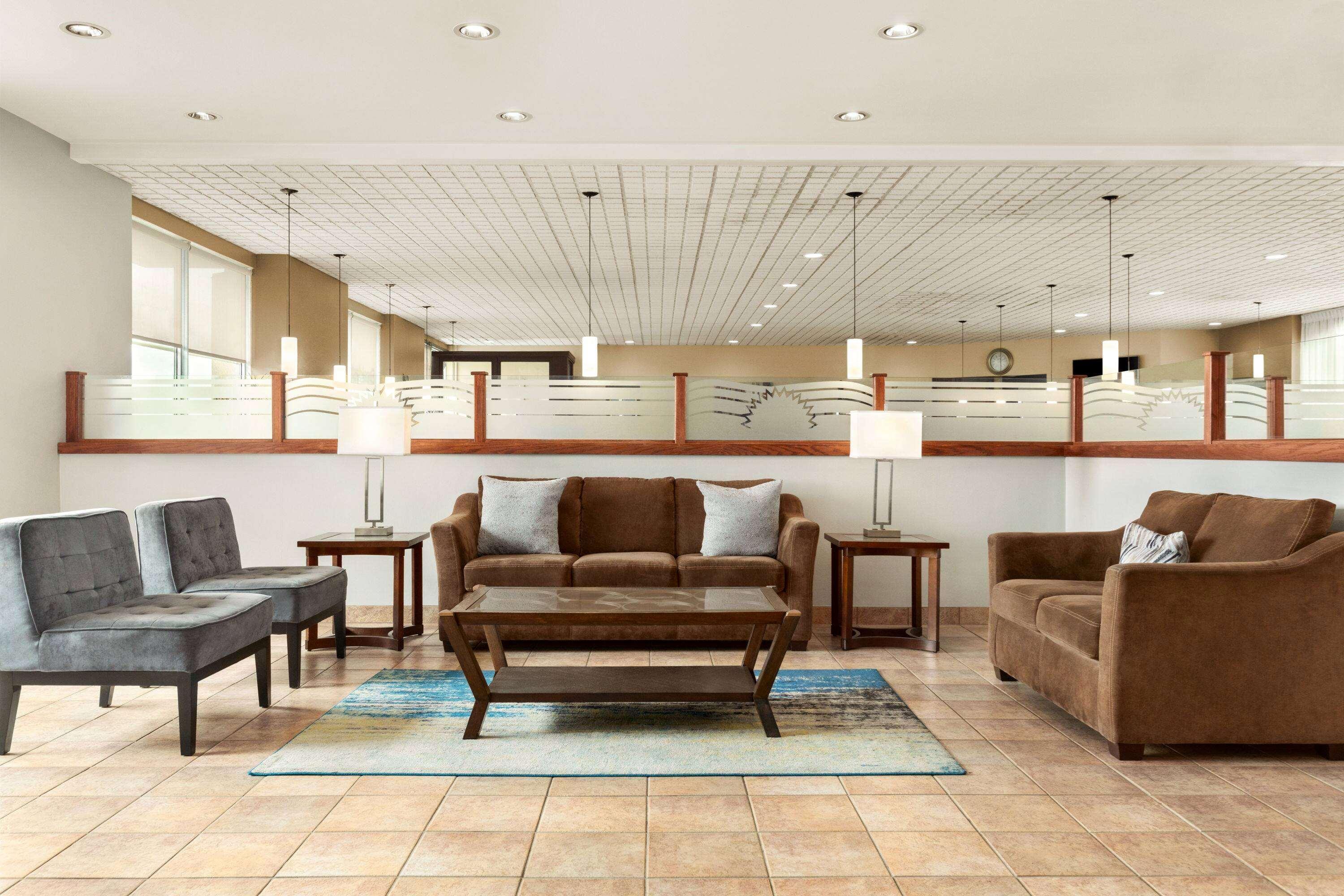 Days Inn By Wyndham Лондон Екстериор снимка