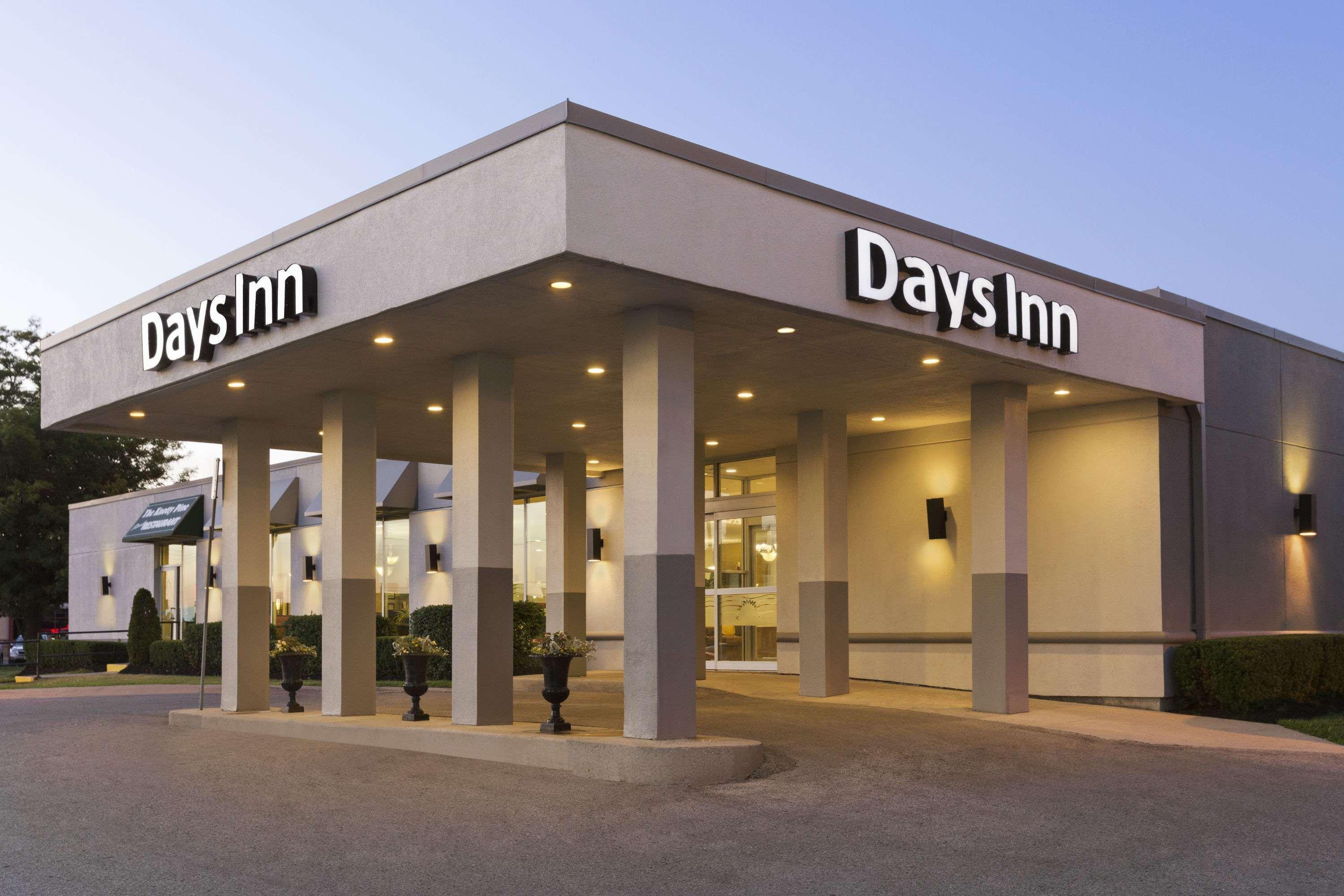Days Inn By Wyndham Лондон Екстериор снимка