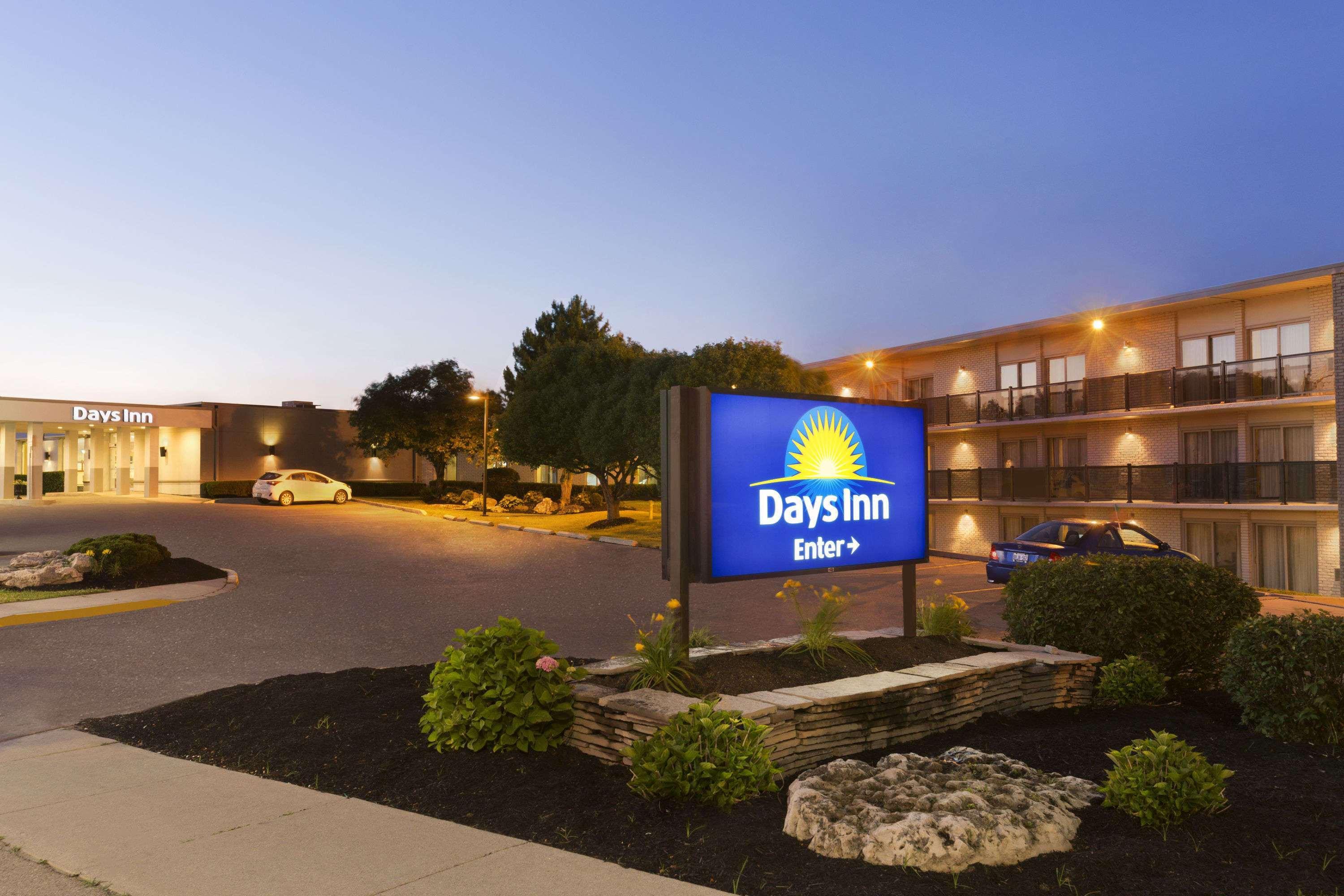 Days Inn By Wyndham Лондон Екстериор снимка