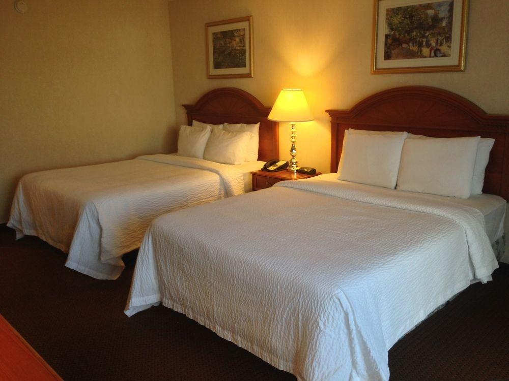 Days Inn By Wyndham Лондон Екстериор снимка
